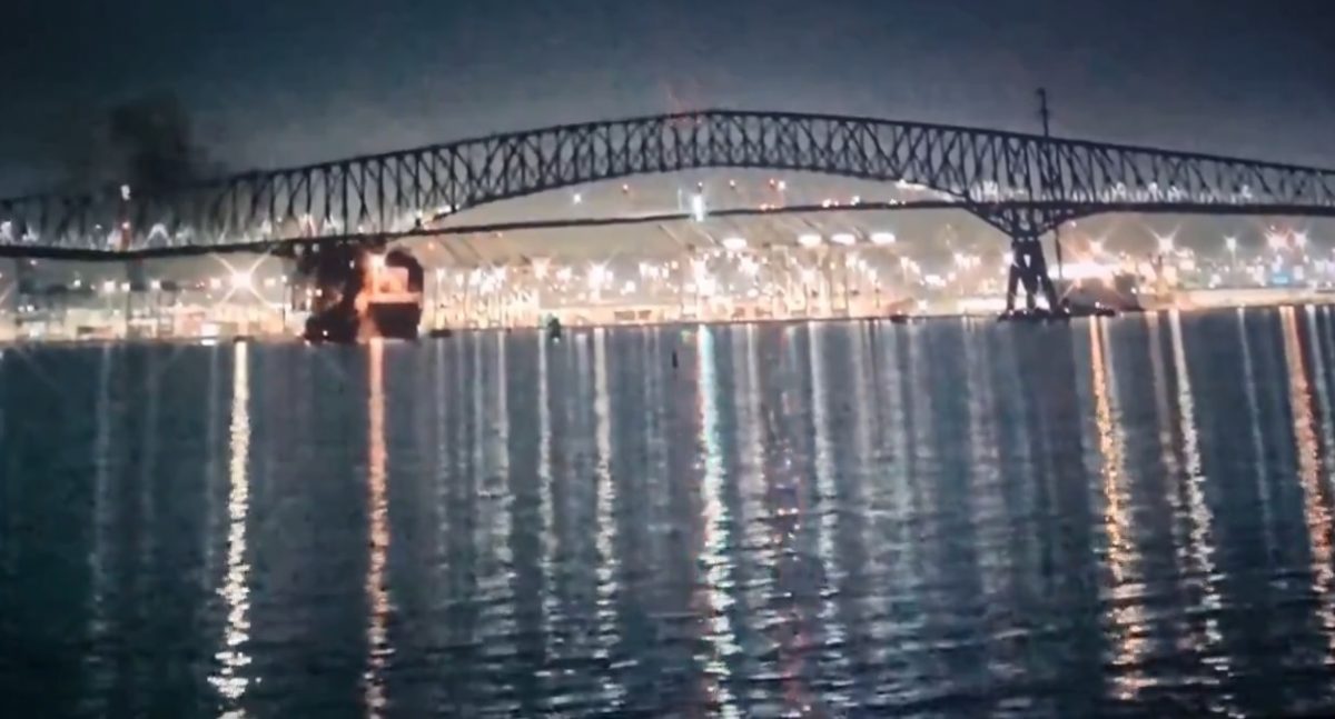 （视频）美国大桥被船撞垮断4截　多辆汽车落水