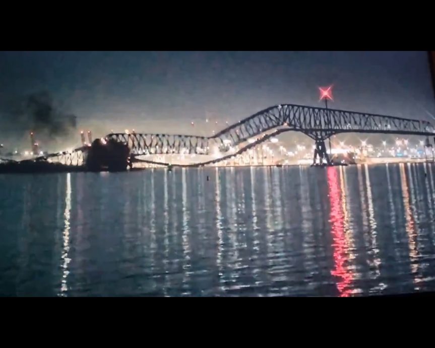 （视频）美国大桥被船撞垮断4截　多辆汽车落水
