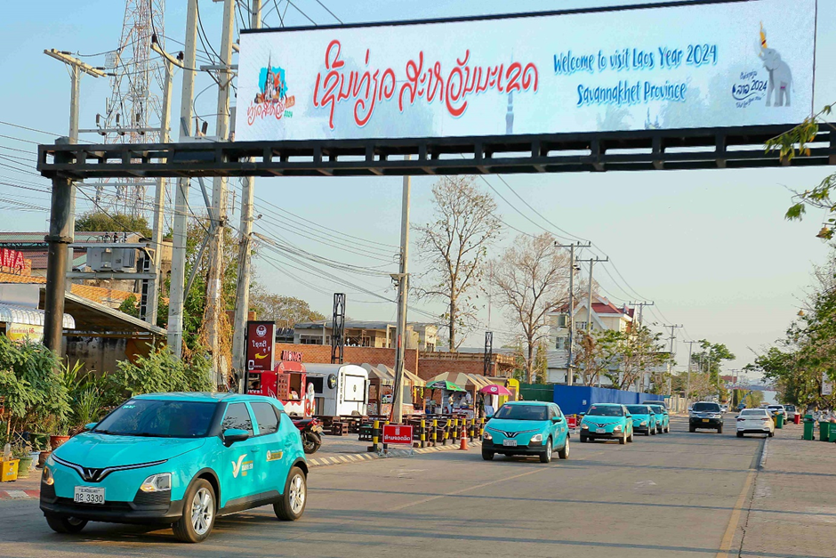 The first Xanh SM taxis arrive in Savannakhet province (Laos).