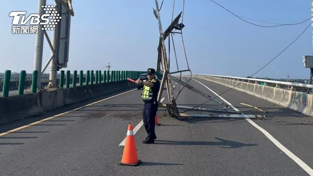 7.2强震肆虐！西滨道路标志“震到垂地”　人车惊险通行