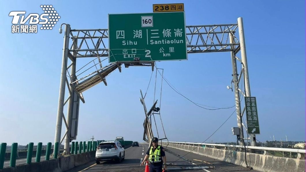 7.2强震肆虐！西滨道路标志“震到垂地”　人车惊险通行