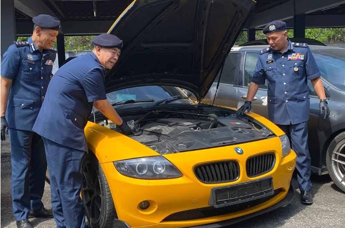 東：丹關稅局起“複製車”及走私入境摩托車。