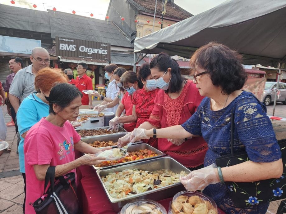 东：登嘉楼福建会馆庆祝妈祖娘娘千秋宝诞歌台演出掀开序幕，从4月29日起至5月1日，一连三天晚上呈献精彩歌台演出，以及免费素食招待，热闹庆祝妈祖宝诞。