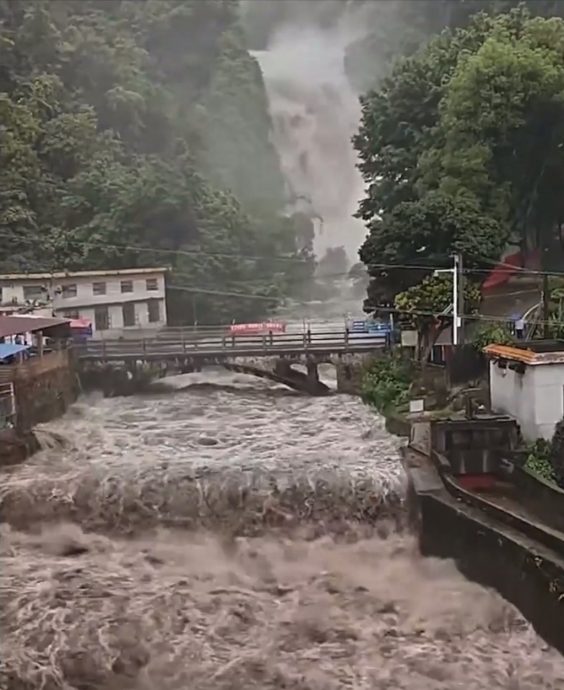 中国南方连日暴雨 广东“50年一遇”大洪水