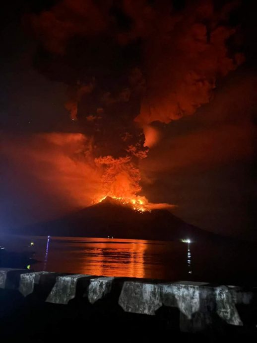 北苏拉威西省火山喷发 数百人紧急疏散