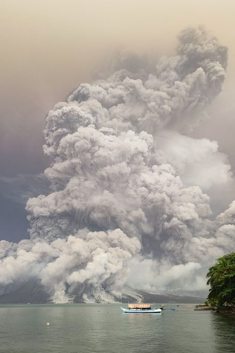 印尼鲁仰火山再度大规模喷发 喷烟高达19公里  此前喷发影响东马航班