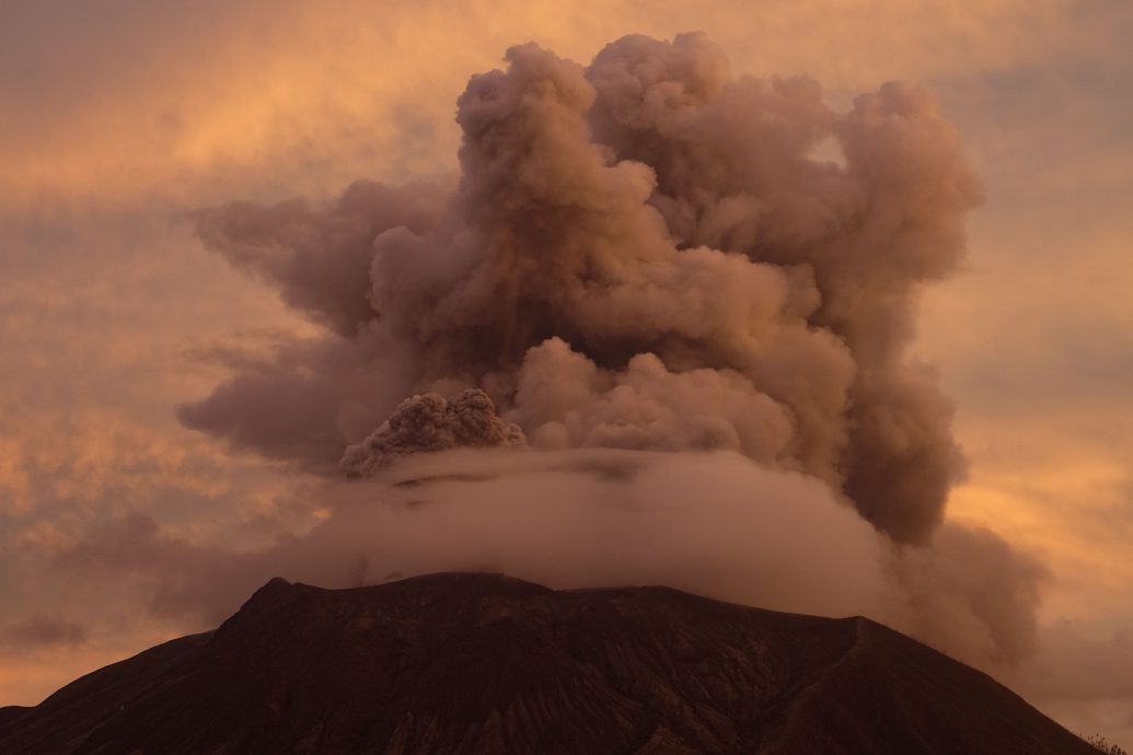 印尼鲁仰火山再次爆发 当局仍维持最高警戒级别