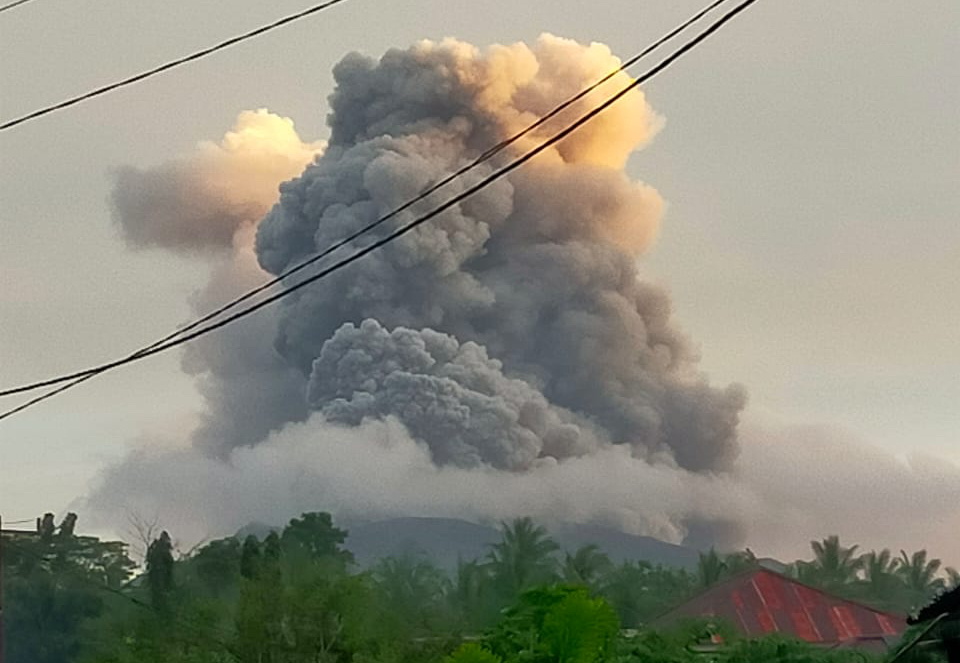 印尼鲁仰火山再次爆发 当局仍维持最高警戒级别