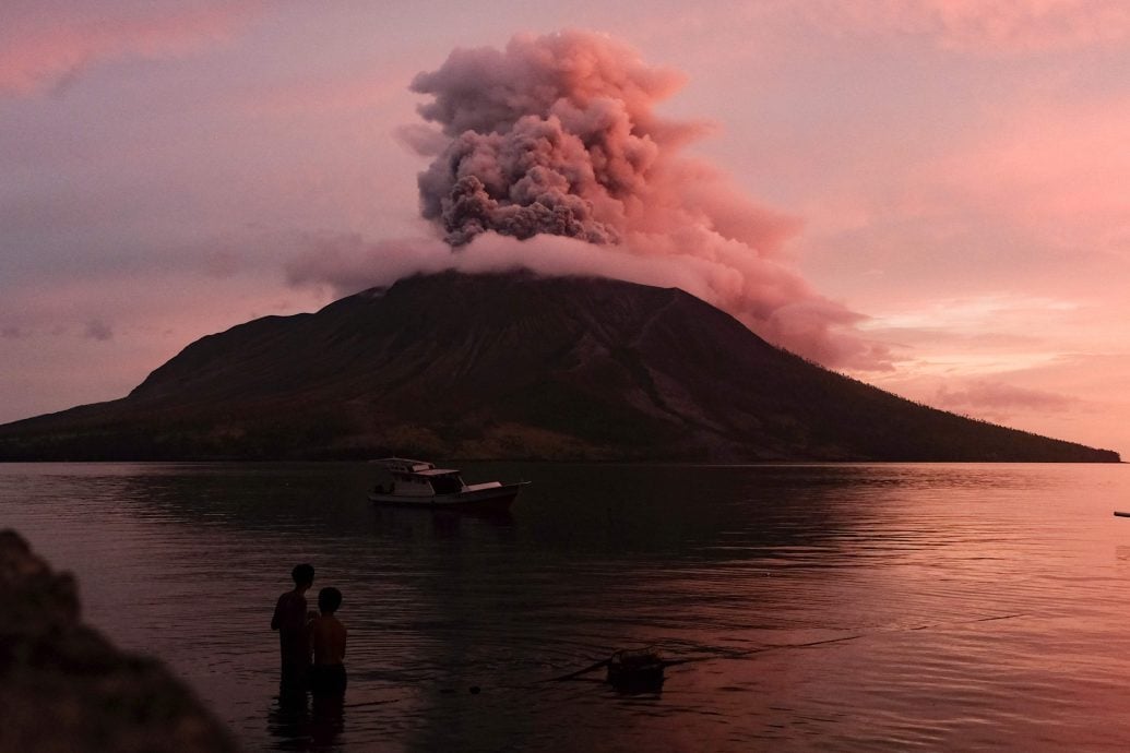 印尼鲁仰火山再次爆发 当局仍维持最高警戒级别