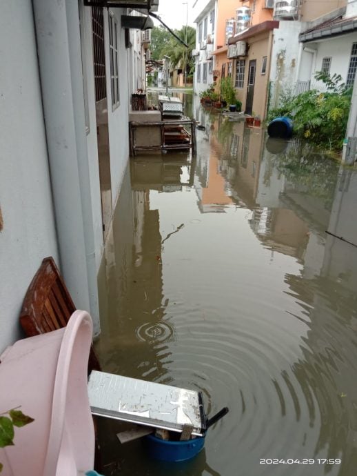 大都会/绿林镇半小时大雨淹水居民火大