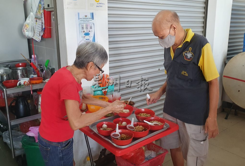 開齋節遇連假現人潮  芙公市食檔排長龍