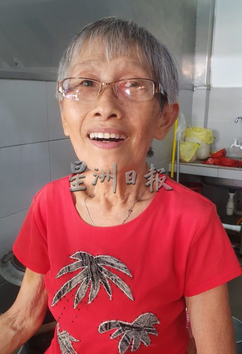 开斋节遇连假现人潮  芙公市食档排长龙