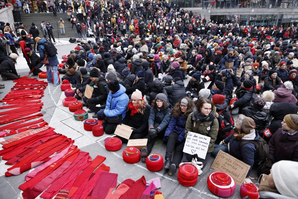 數百名婦女持長圍巾繞瑞典議會遊行 抗議政府未全力“拯救氣候”