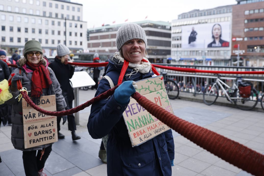 数百名妇女持长围巾绕瑞典议会游行 抗议政府未全力“拯救气候”