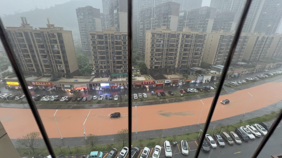 江南华南将持续强降雨  启动防汛四级响应 粤北遇暴雨冰雹街道成“河”