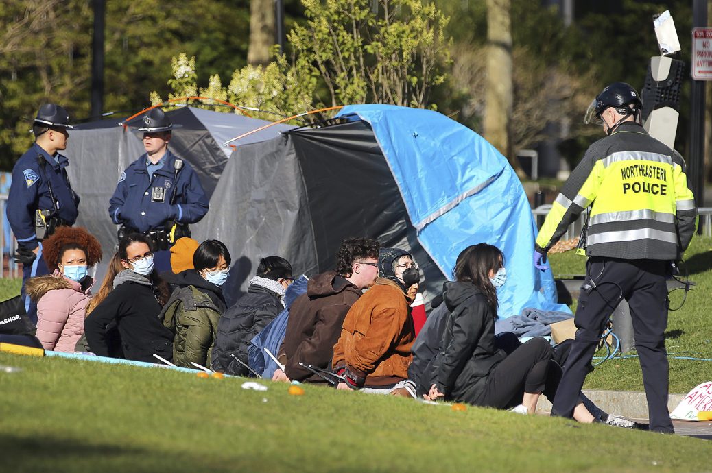 美国3大学挺巴示威 警察介入拆除营地捕近200人