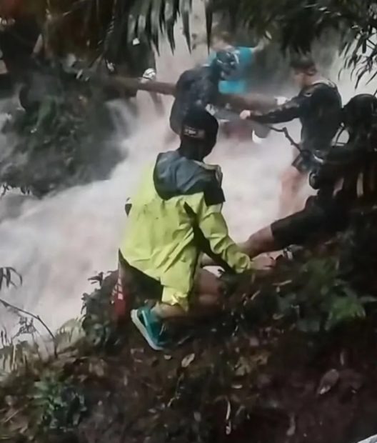 越野赛遇暴雨山洪 千名选手互救惊险逃生