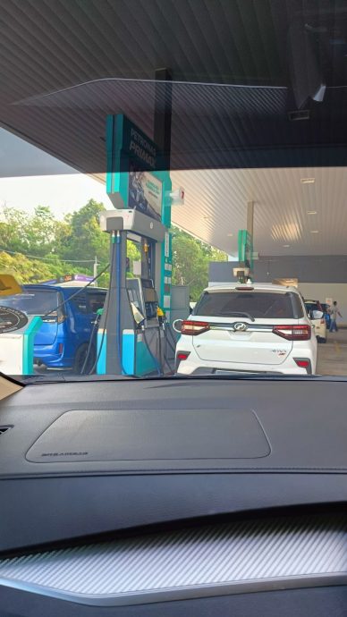 车停油站油泵处造成车大排长龙 网轰：油站不是停车场