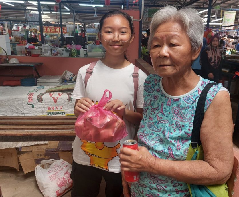 （全国版#MZB计划）华裔女孩向友族妇女学编织马来粽空袋