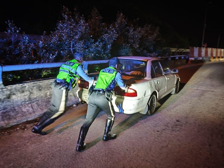 （大北马）2名交警见司机轿车故障助推车