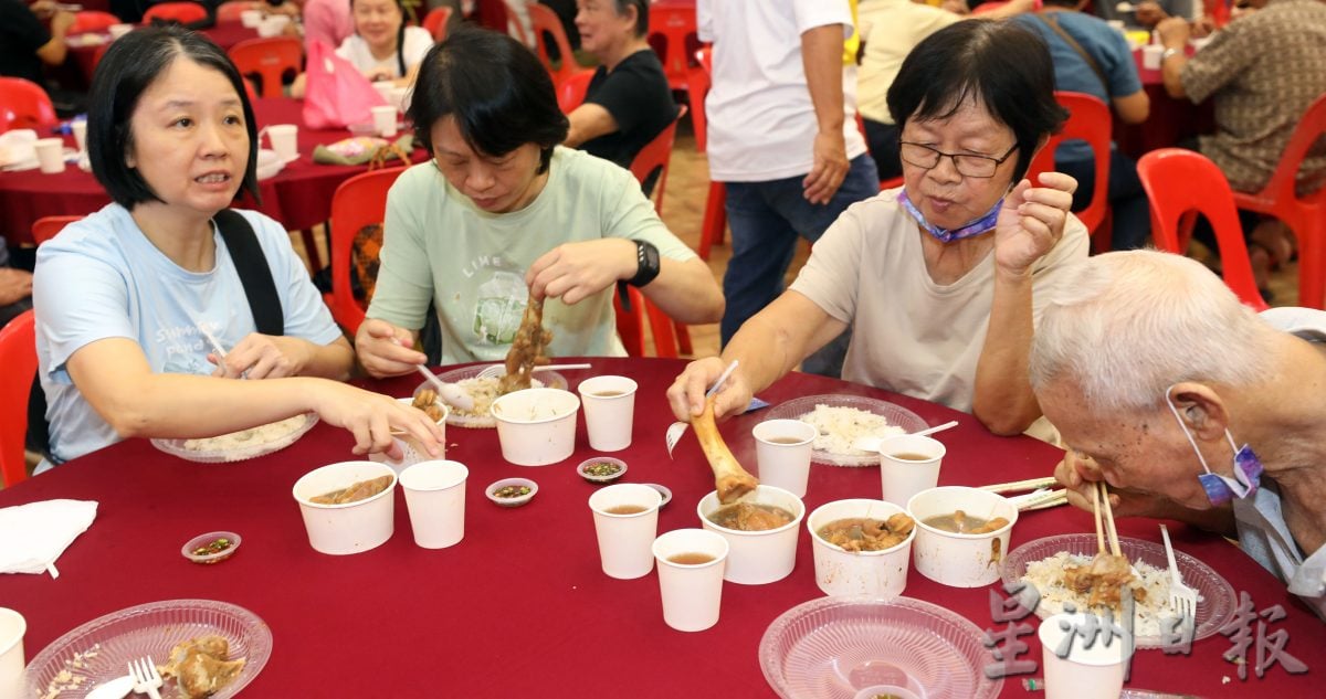 me04主文-大都会/巴生肉骨茶节反应热烈，逾5000人齐聚享用肉骨茶！