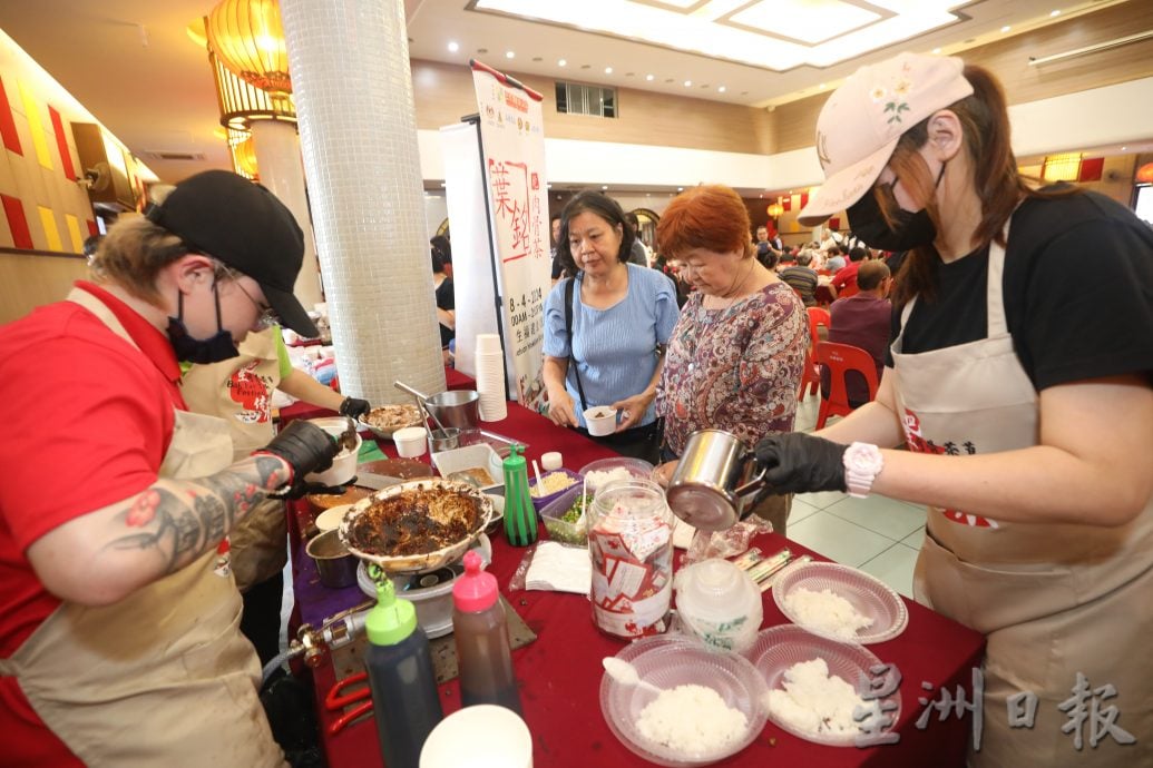 me04主文-大都会/巴生肉骨茶节反应热烈，逾5000人齐聚享用肉骨茶！