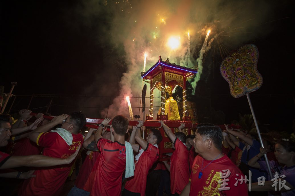 星角摄／图说大马：天后圣母宝诞夜游，5艘龙舟护航