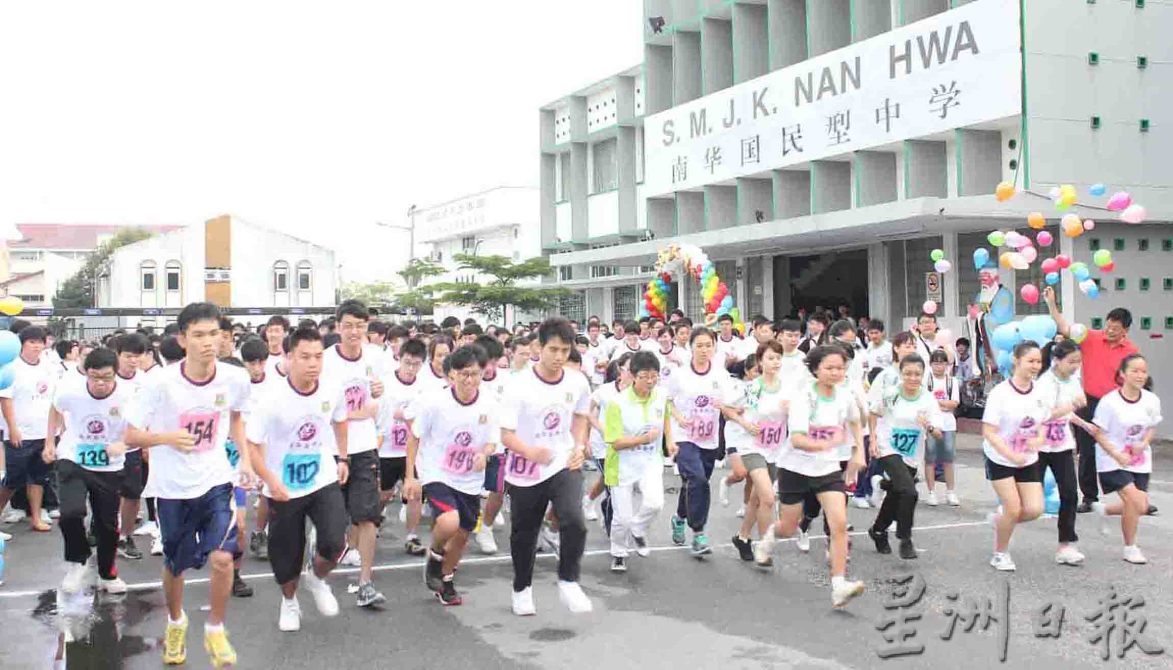 ★5月11日刊登／大霹雳封底主文／【华中现在未来】／南华缺校长华裔老师渐少 保华中特色 发展技职教育