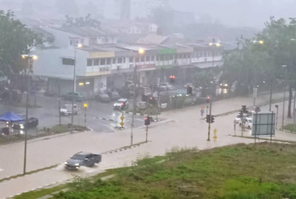 下午大雨又酿祸　加影市中心多处闪电水灾