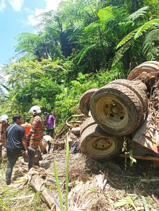 东:运载洋灰罗里在罗京高原路段不慎掉落150公尺深谷，车上3人无一存活！