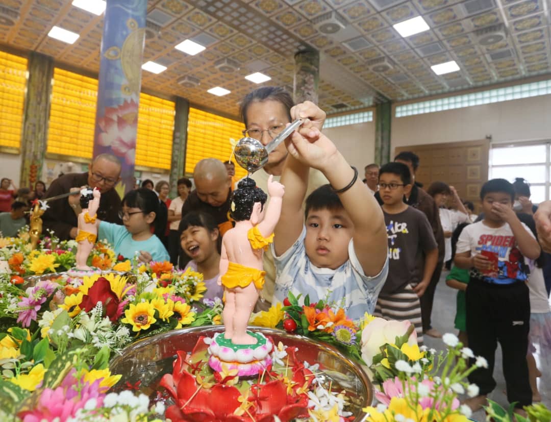 东：关丹净业林配合卫塞节“佛陀日”，举办浴佛庆典，大人小孩齐出动浴佛，场面喜乐温馨