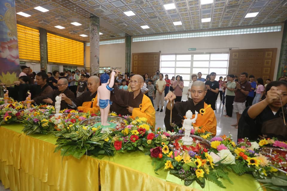 东：关丹净业林配合卫塞节“佛陀日”，举办浴佛庆典，大人小孩齐出动浴佛，场面喜乐温馨