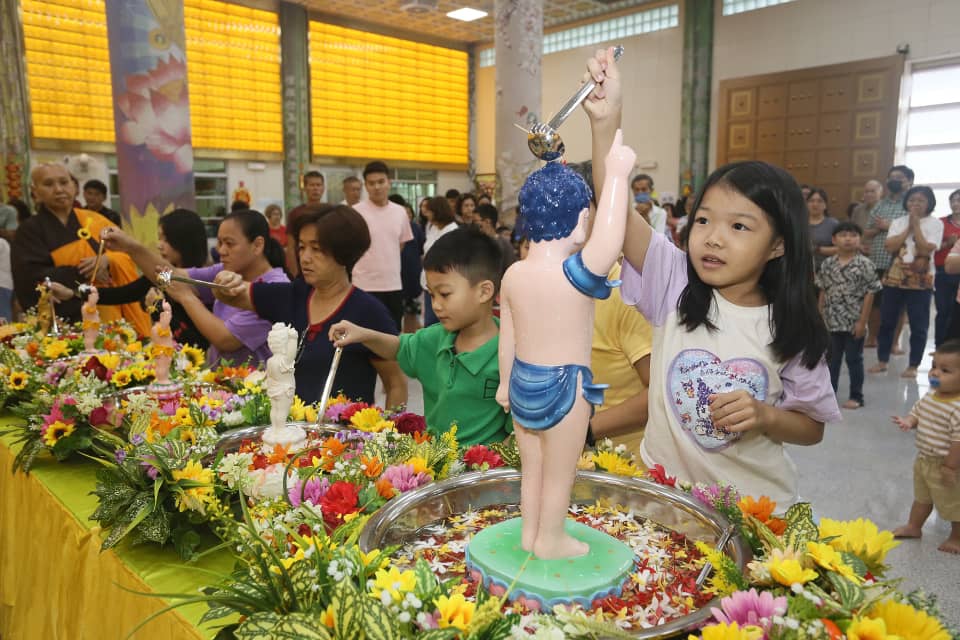 东：关丹净业林配合卫塞节“佛陀日”，举办浴佛庆典，大人小孩齐出动浴佛，场面喜乐温馨