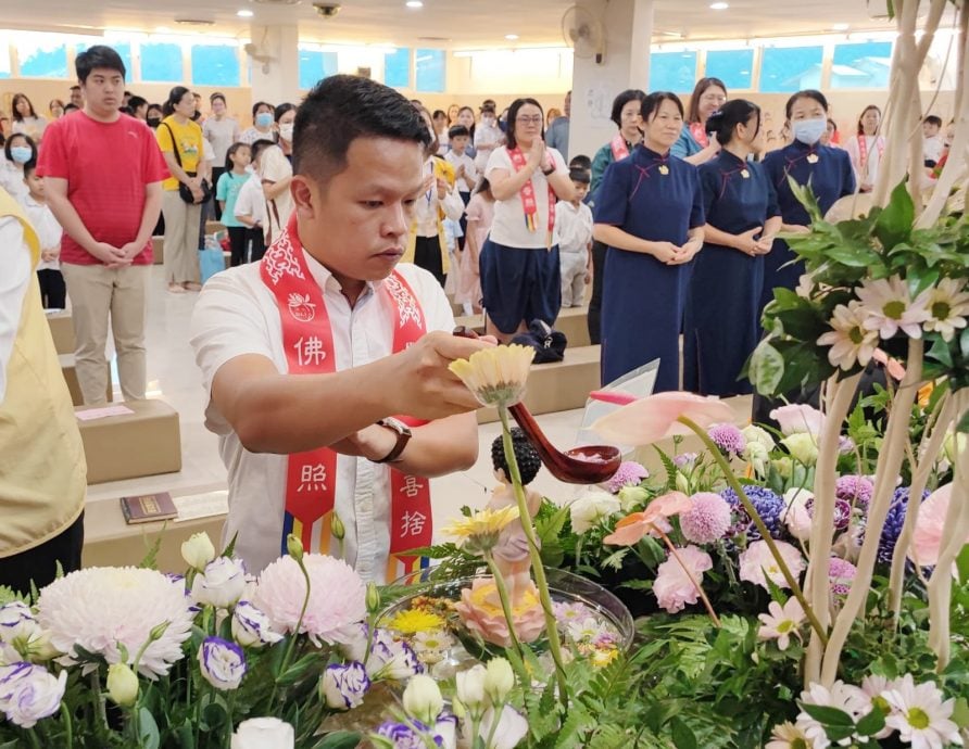 东：卫塞节共浴佛光 佛光山关丹禅净中心素食义卖园游会热闹