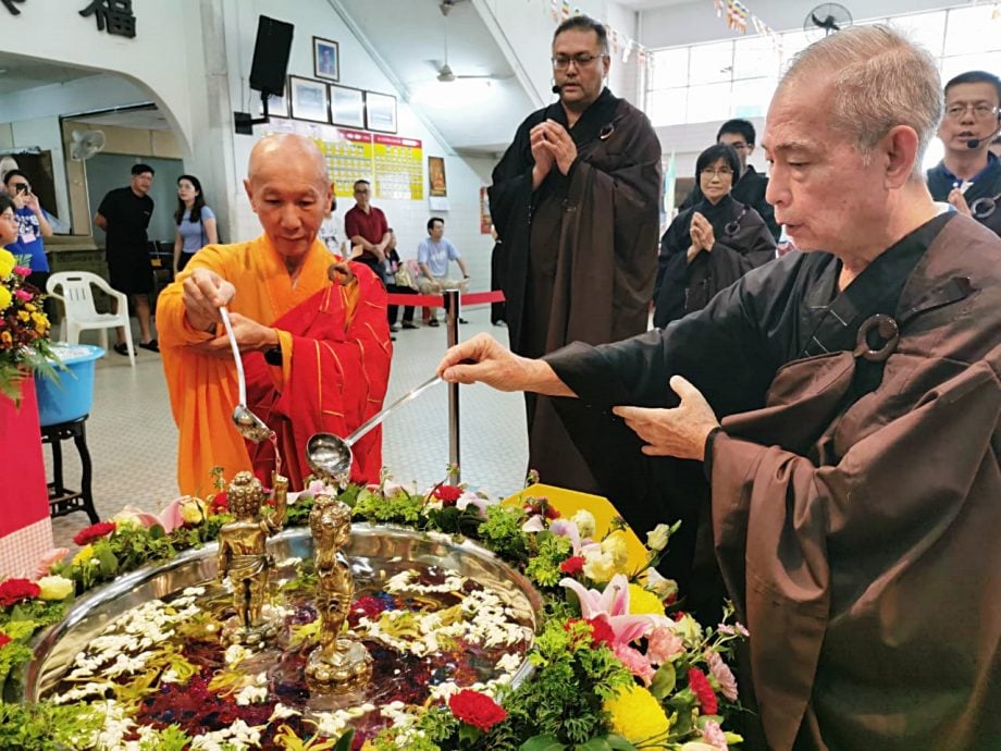 東：雙頭//吉蘭丹佛教會於佛陀日舉辦衛塞節浴佛禮。