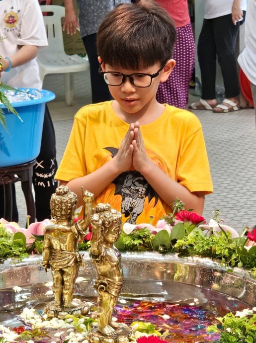 东：双头//吉兰丹佛教会于佛陀日举办卫塞节浴佛礼。