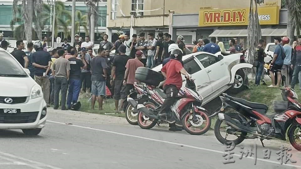 东：四驱车撞摩托车 骑士老师当场毙命