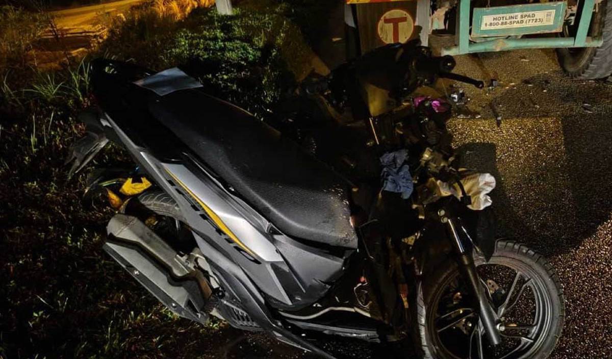 东：摩托车撞上停在路肩的罗里后尾，22岁女骑士与2岁儿子当场伤重死亡。
