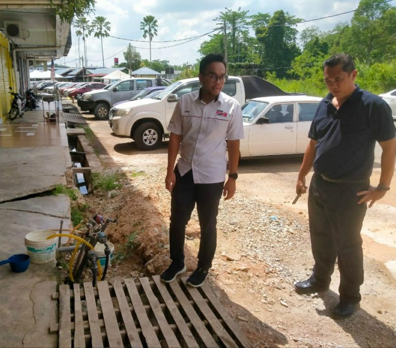 东：文德甲吴炳花园商店前水沟坍塌道路失修，影响到商家做生意逾年