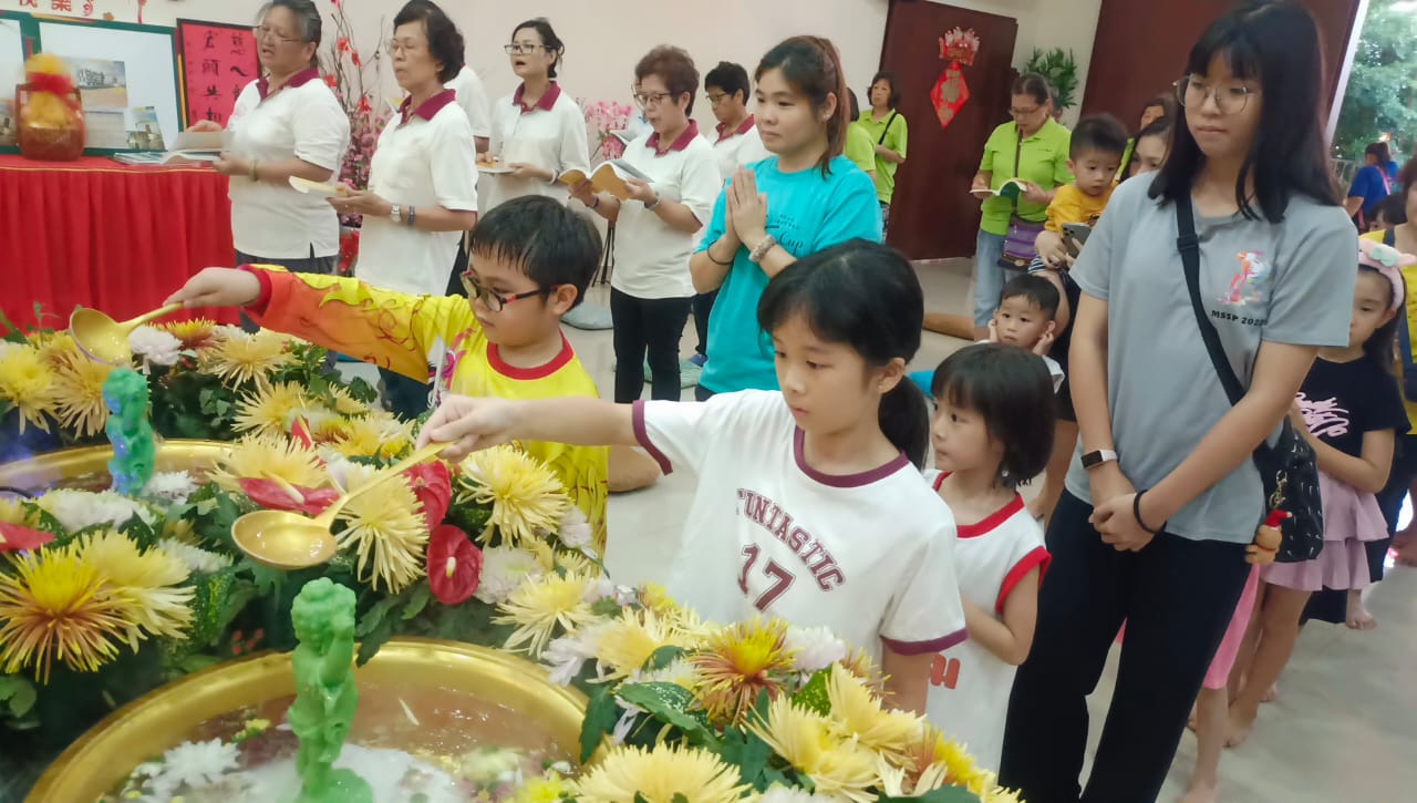 東：明光佛教會花車遊行 村民熱鬧慶祝衛塞節