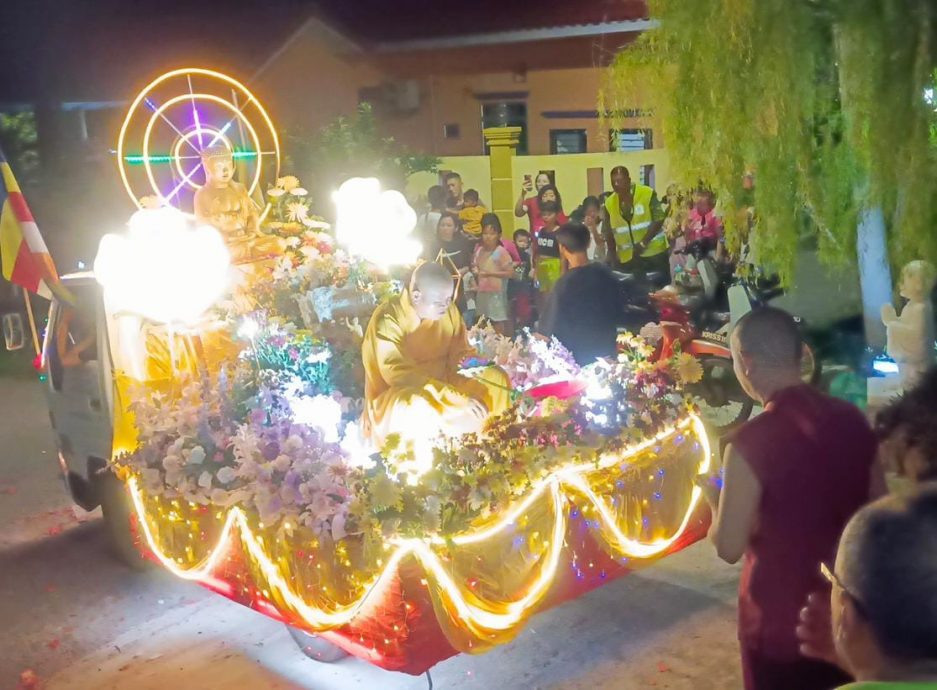 東：明光佛教會花車遊行 村民熱鬧慶祝衛塞節