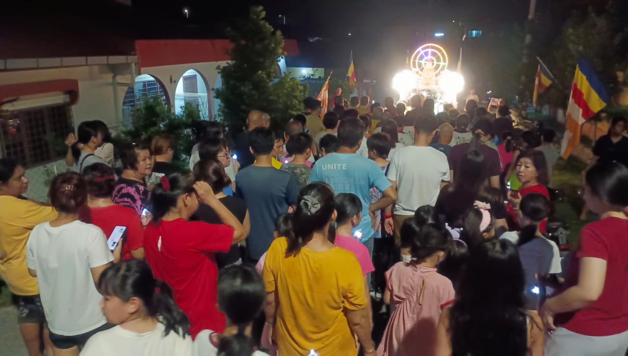 東：明光佛教會花車遊行 村民熱鬧慶祝衛塞節