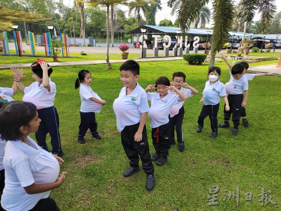 东：母亲节您辛苦了！立德华小借气球感受母亲怀孕的艰辛