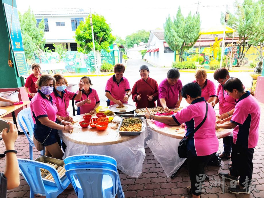 东：瓜拉庇劳永春公所为直凉老人院献爱心捐物资备美食