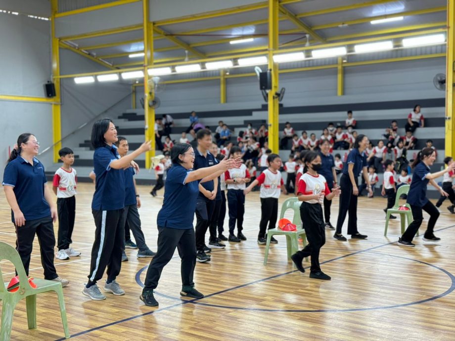 东：直凉华小庆祝教师节师生投篮赛