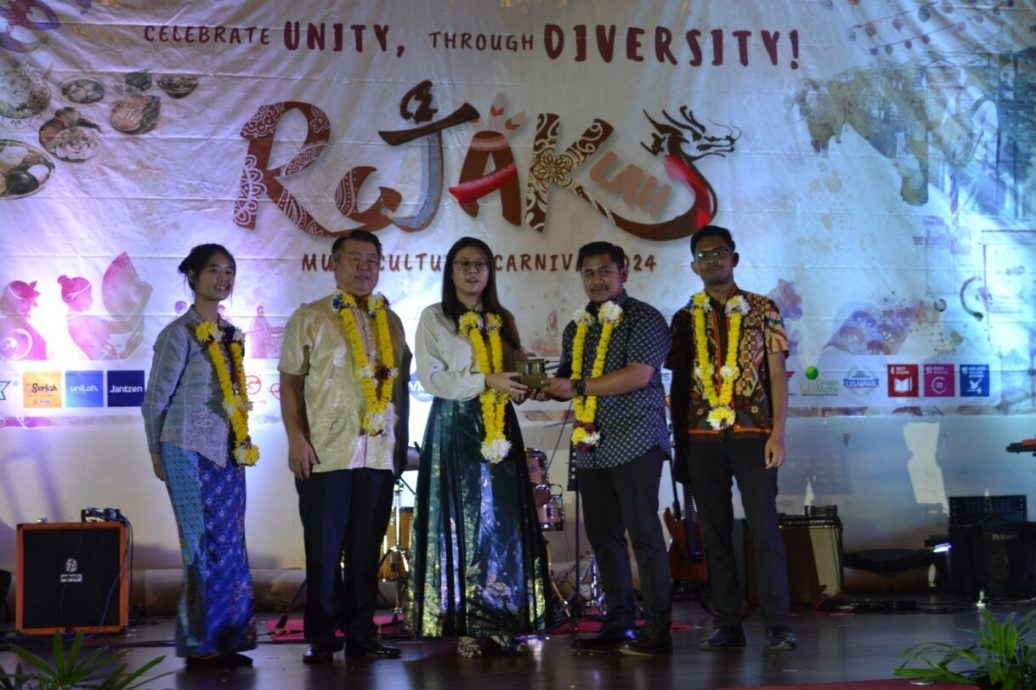 東：蘇丹阿都拉彭亨大學舉辦的2024年多元文化嘉年華“Rojak-lah”圓滿落幕，逾600人出席共欣賞各族文化表演。