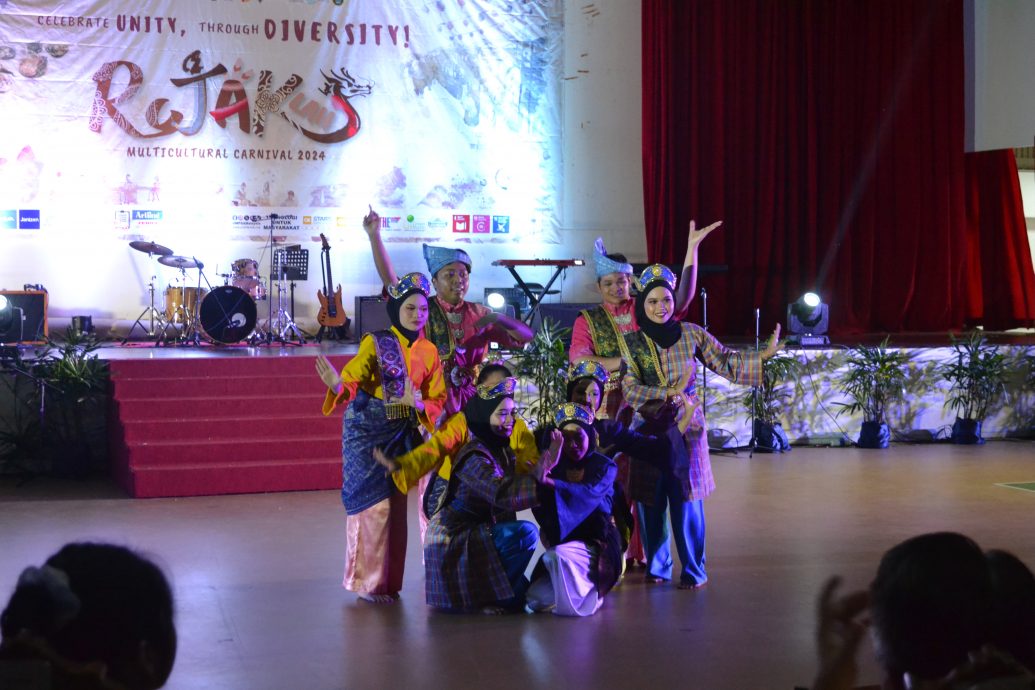 东：苏丹阿都拉彭亨大学举办的2024年多元文化嘉年华“Rojak-lah”圆满落幕，逾600人出席共欣赏各族文化表演。