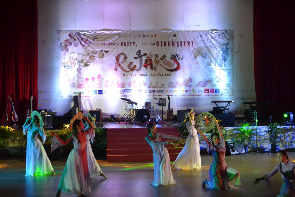 东：苏丹阿都拉彭亨大学举办的2024年多元文化嘉年华“Rojak-lah”圆满落幕，逾600人出席共欣赏各族文化表演。