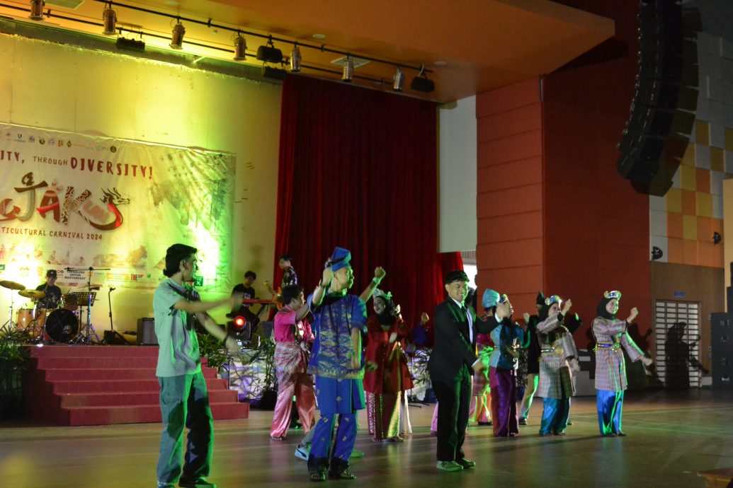 東：蘇丹阿都拉彭亨大學舉辦的2024年多元文化嘉年華“Rojak-lah”圓滿落幕，逾600人出席共欣賞各族文化表演。