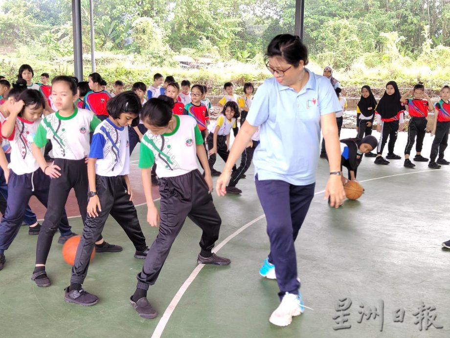 东：金马扬华小庆祝教师节师生共游戏
